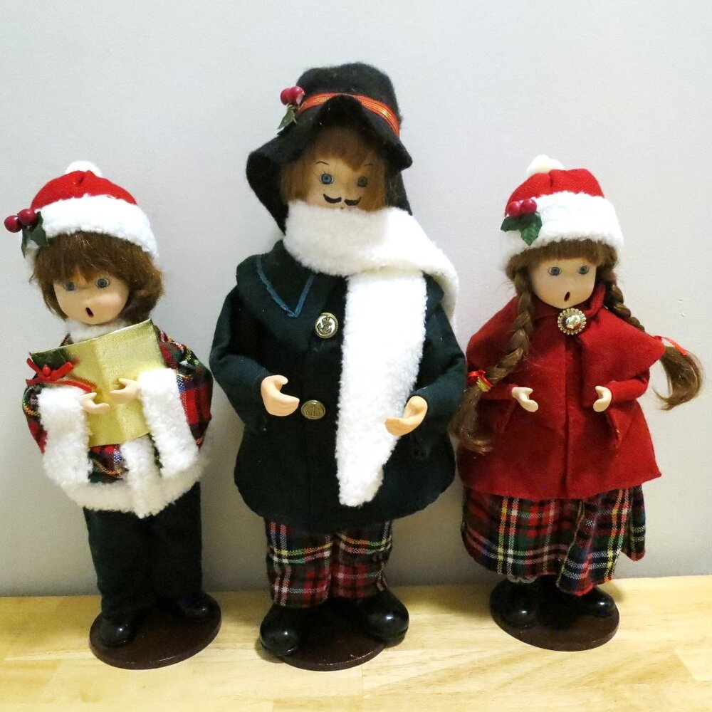 Three Christmas Caroler Figures Wind-up Musical "Santa Claus is Coming to Town"